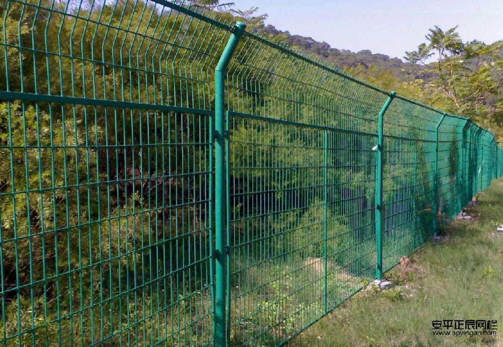 公路邊護(hù)欄網(wǎng)廠家