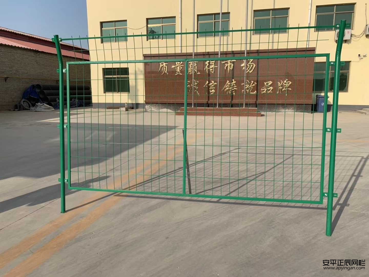 框架護(hù)欄網(wǎng)的特點(diǎn)和優(yōu)點(diǎn)