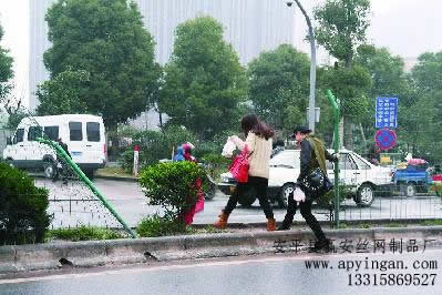 穿越護(hù)欄網(wǎng)