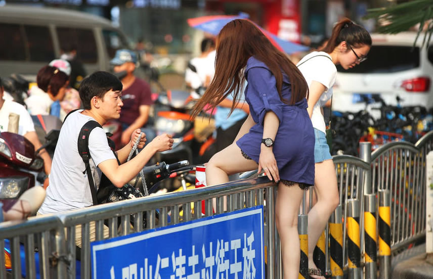 翻越護(hù)欄網(wǎng)