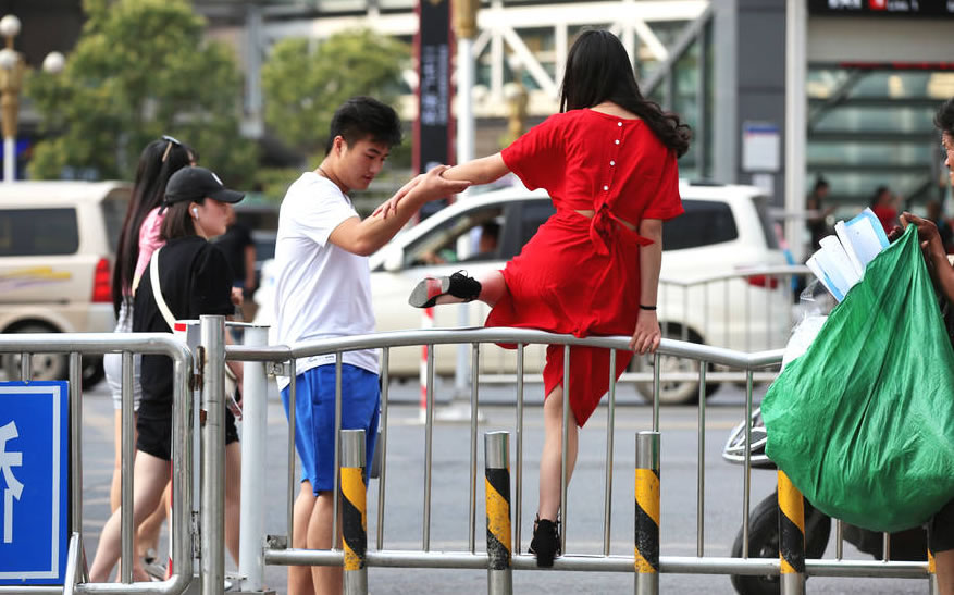 翻越護(hù)欄網(wǎng)