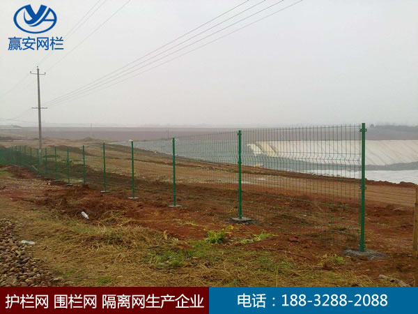 鐵絲網(wǎng)圍欄 鐵絲網(wǎng)圍欄