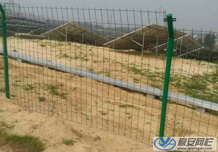 雙邊式圈地鐵絲圍欄網(wǎng) 圈地鐵絲圍欄網(wǎng)