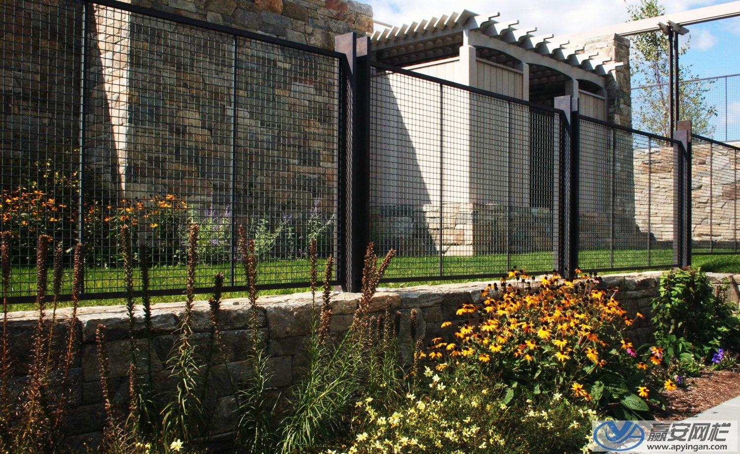 鐵絲網(wǎng)式庭院圍欄 別墅庭院圍欄