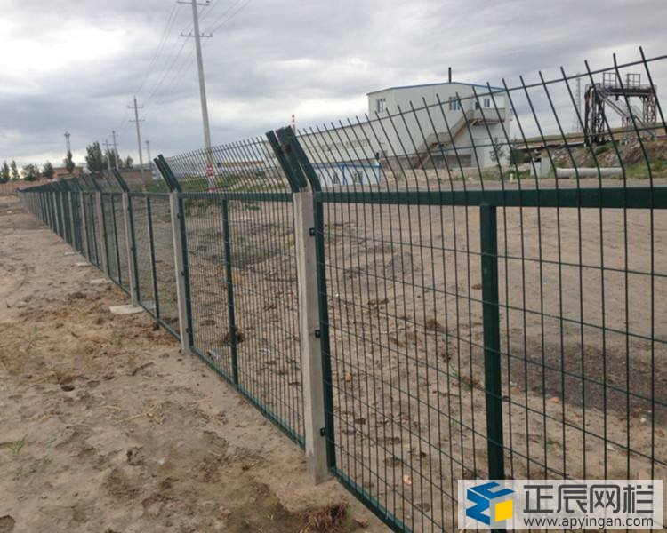 鐵路護(hù)欄網(wǎng)是什么材質(zhì)的?