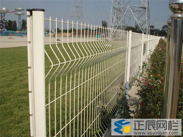 普通護(hù)欄網(wǎng)與桃型柱護(hù)欄網(wǎng)的區(qū)別1