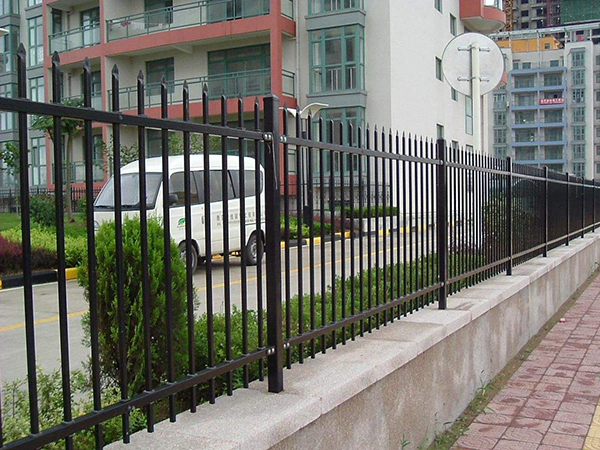 圍墻護(hù)欄廠家圖1